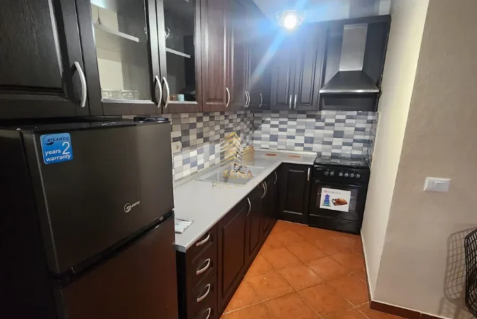 Tirane, jepet me qera apartament 1+1+Ballkon Kati 8, 56 m² 550 € (Perball Delijorgjit)