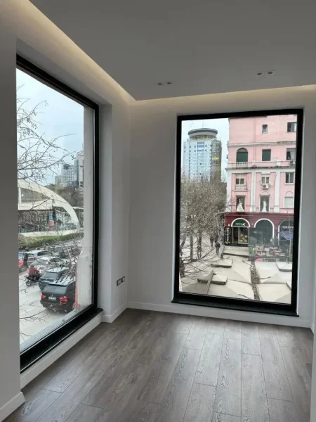 Tirane, jepet me qera ambjent biznesi Kati 1, 76 m² 2.000 € (RRUGA IBRAHIM RRUGOVA)