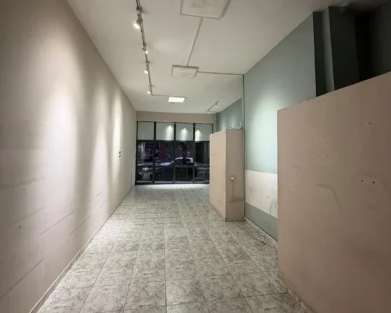 Tirane, jepet me qera dyqan Kati 0, 82 m² 850 € (medreseja)