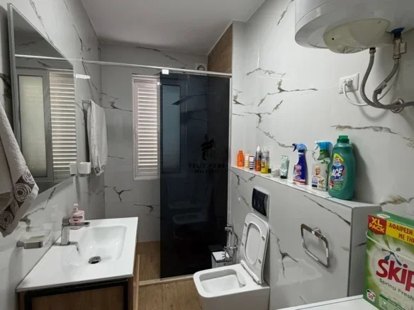 Tirane, jepet me qera apartament 2+1+Ballkon Kati 7, 108 m² 600 € (FRESKU)