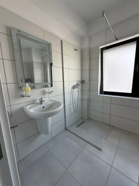 Tirane, jepet me qera apartament 2+1 post parkimi Kati 4, 90 m² 650 €