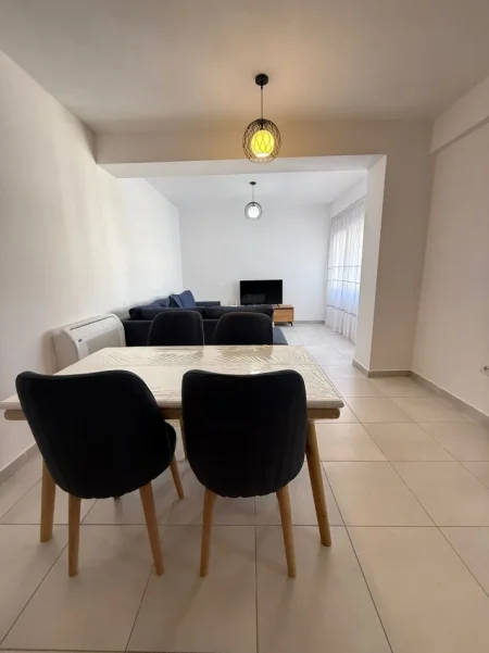 Tirane, jepet me qera apartament 2+1 post parkimi Kati 4, 90 m² 650 €