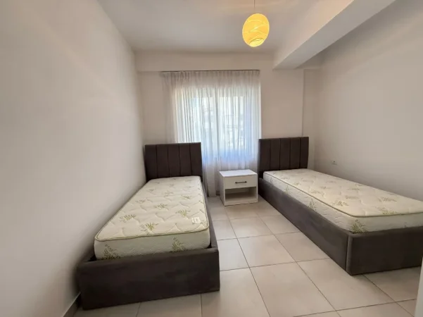 Tirane, jepet me qera apartament 2+1 post parkimi Kati 4, 90 m² 650 €
