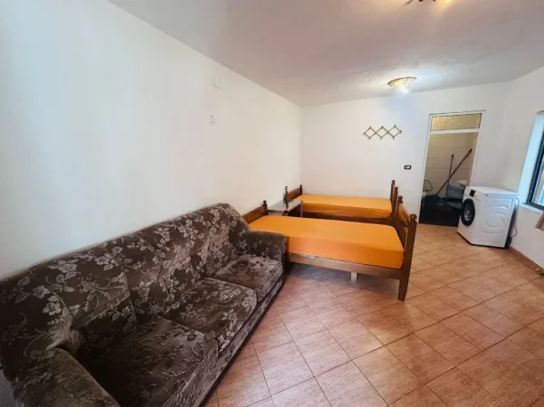 Tirane, jepet me qera garsoniere Kati 1, 40 m² 280 mije leke