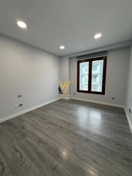 Tirane, jepet me qera zyre Kati 7, 200 m² 2.600 € (DELIJORGJI)
