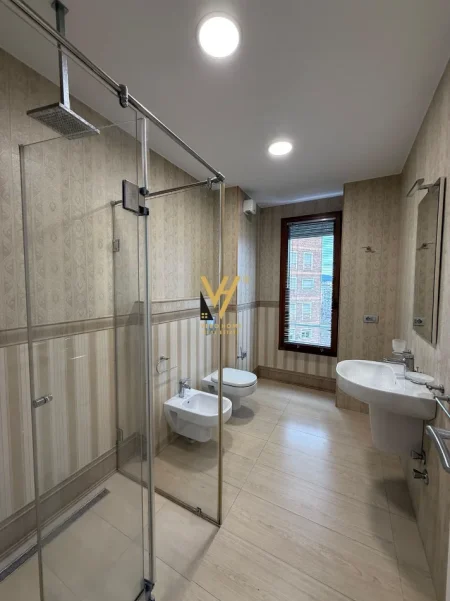 Tirane, jepet me qera zyre Kati 7, 200 m² 2.600 € (DELIJORGJI)
