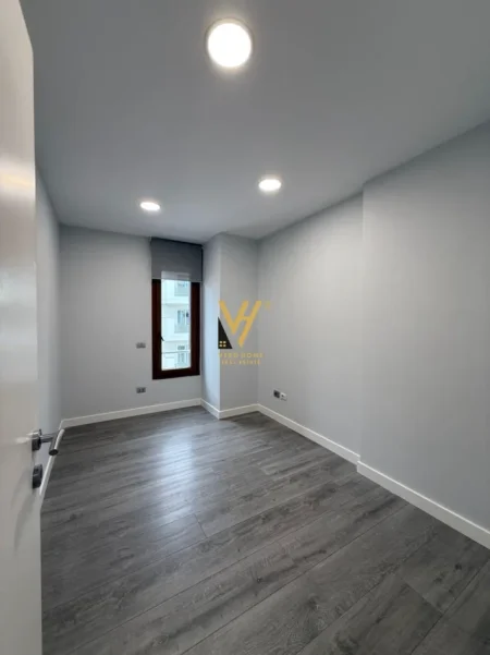 Tirane, jepet me qera zyre Kati 7, 200 m² 2.600 € (DELIJORGJI)