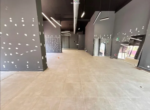 Tirane, jepet me qera dyqan Kati 0, 205 m² 3.000 € (Prane Gjimnazit Sami Frasheri)