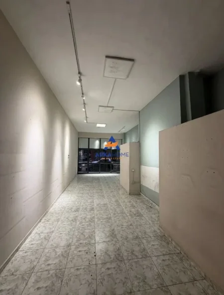 Tirane, jepet me qera ambjent biznesi Kati 0, 82 m² 850 € 