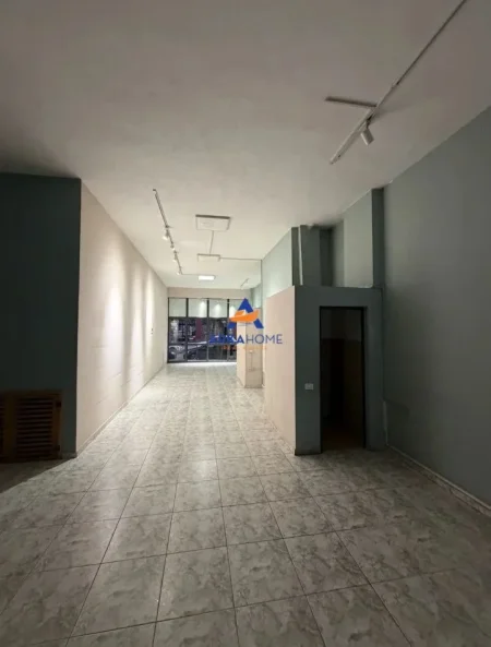 Tirane, jepet me qera ambjent biznesi Kati 0, 82 m² 850 € 