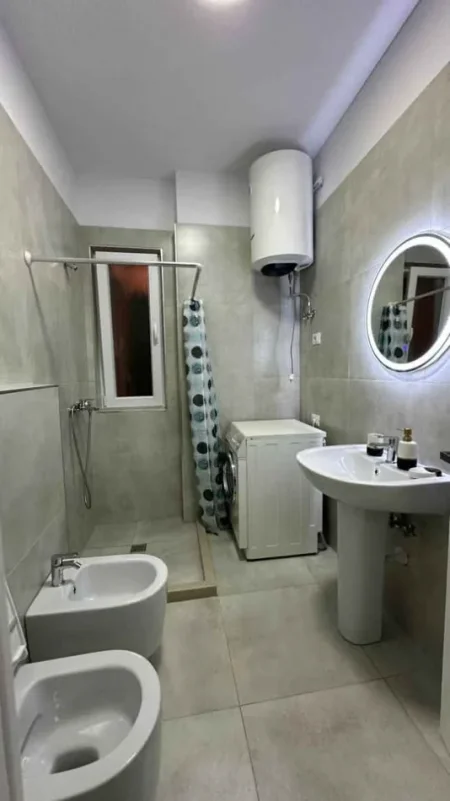 Tirane, jepet me qera apartament 1+1+Ballkon Kati 3, 67 m² 600 € (Rruga 5 Maji)