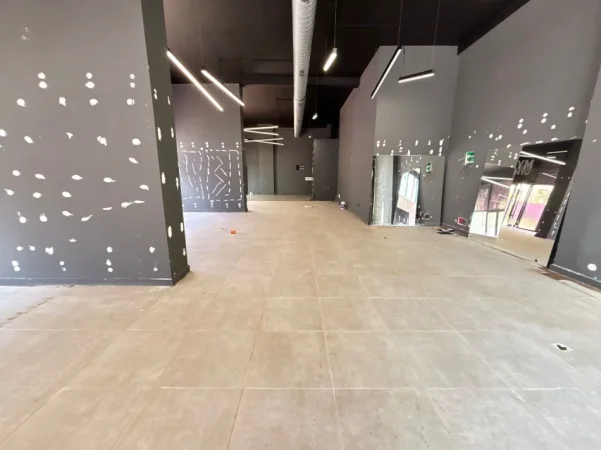 Tirane, jepet me qera dyqan Kati 0, 205 m² 3.000 € (rruga e barrikadave)