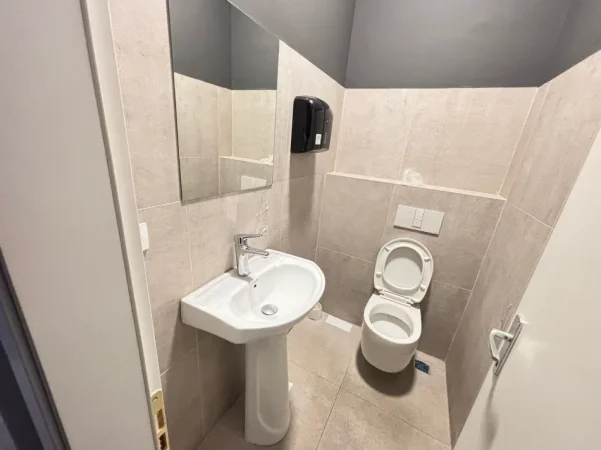 Tirane, jepet me qera dyqan Kati 0, 205 m² 3.000 € (rruga e barrikadave)