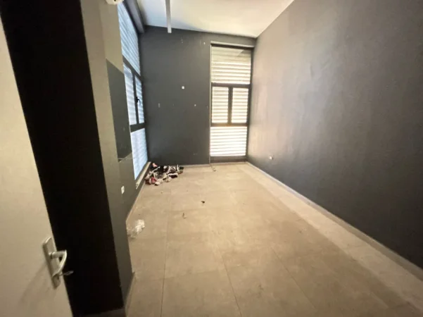 Tirane, jepet me qera dyqan Kati 0, 205 m² 3.000 € (rruga e barrikadave)