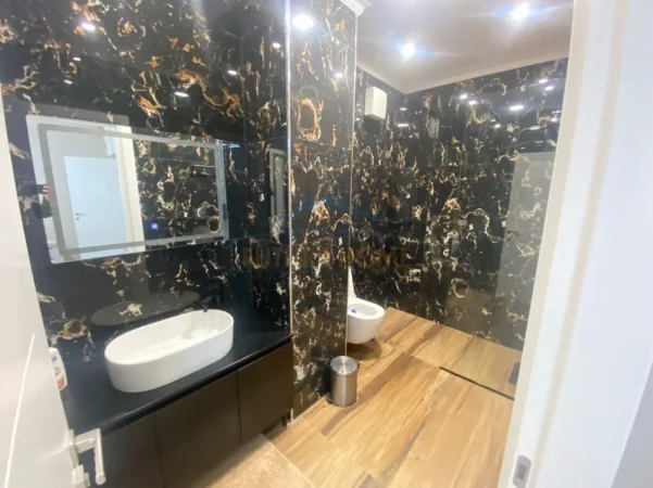 Tirane, jepet me qera apartament 2+1+2 Kati 1, 100 m² 900 € (RRUGA RIZA CEROVA)