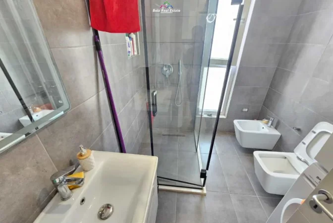 Tirane, jepet me qera apartament 1+1 Kati 9, 100 m² 730 € (Rruga Beniamin Kruta)