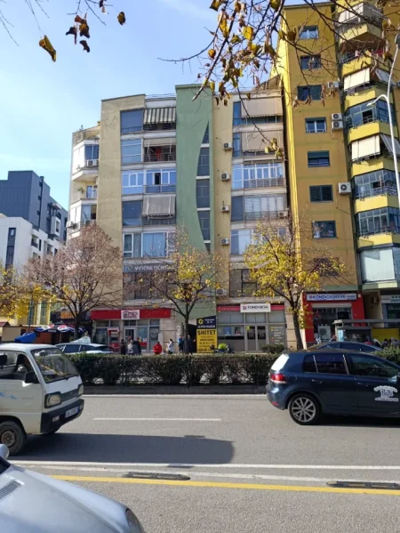Shitet apartament 1+1 Kati 3, 55 m² 158.000 € (Prane Hotel Mondial, rruga Muhamet Gjollesha)