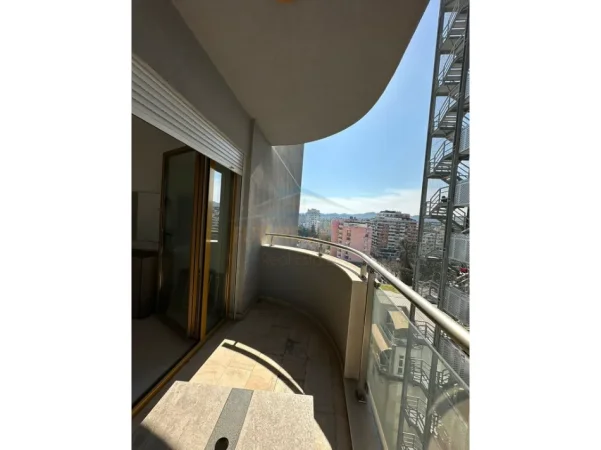Tirane, jepet me qera apartament 2+1 Kati 6, 117 m² 1.500 € (Bllok)