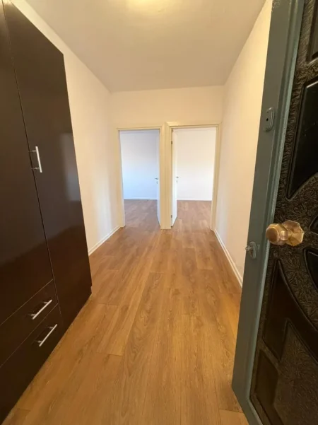 Tirane, shes apartament 1+1+Ballkon Kati 5, 58 m² 93.000 € (Rruga Kongresi i Manastirit, afer Pediatrise)