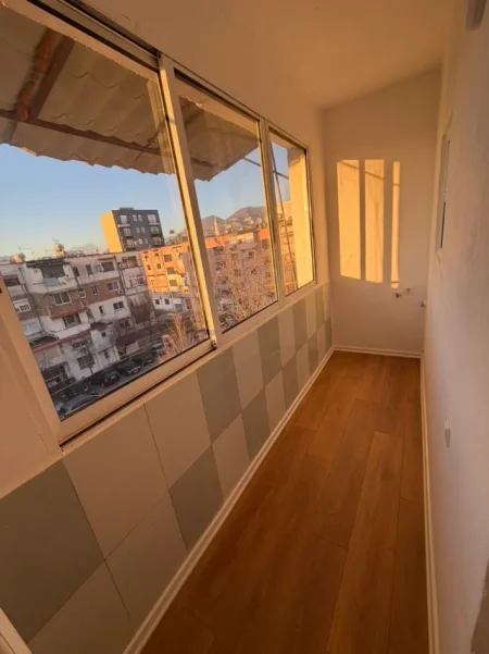 Tirane, shes apartament 1+1+Ballkon Kati 5, 58 m² 93.000 € (Rruga Kongresi i Manastirit, afer Pediatrise)
