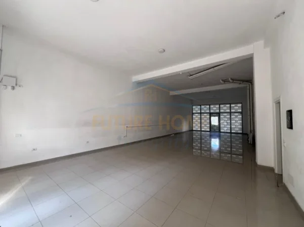 Tirane, jepet me qera dyqan Kati 0, 130 m² 2.500 € (KOMUNA PARISIT)