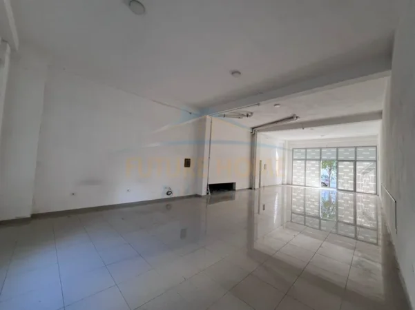 Tirane, jepet me qera dyqan Kati 0, 130 m² 2.500 € (KOMUNA PARISIT)