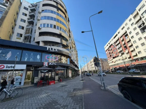 Tirane, jepet me qera apartament 3+1+Aneks+Ballkon Kati 5, 142 m² 730 € (UNAZA E RE)