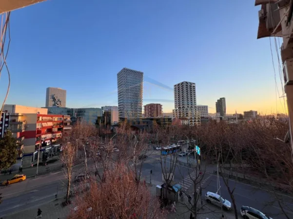 Tirane, jepet me qera apartament 3+1+Aneks+Ballkon Kati 4, 105 m² 1.200 € (QENDER)