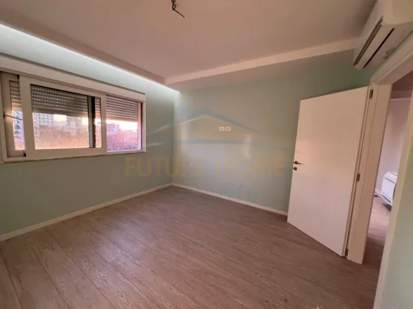 Tirane, jepet me qera apartament 3+1+Aneks+Ballkon Kati 4, 105 m² 1.200 € (QENDER)