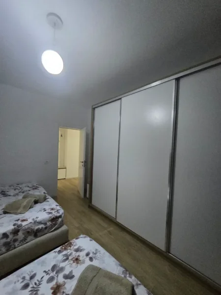 Tirane, jepet me qera apartament 1+1 Kati 2, 75 m² 450 € (Rruga Teodor Keko)
