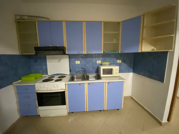 Tirane, jepet me qera apartament 1+1+Ballkon Kati 4, 52 m² 400 € (Rruga Frosina Plaku)