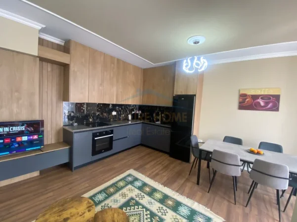 Tirane, jepet me qera apartament 2+1 Kati 1, 100 m² 900 € (Rruga Riza Cerova)