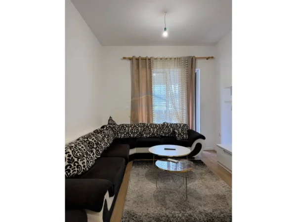 Tirane, jepet me qera 2+1+Ballkon Kati 4, 75 m² 500 € (Ali Demi)