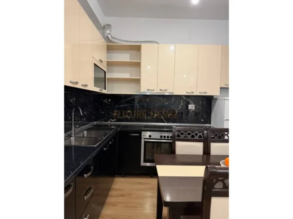 Tirane, jepet me qera 2+1+Ballkon Kati 4, 75 m² 500 € (Ali Demi)
