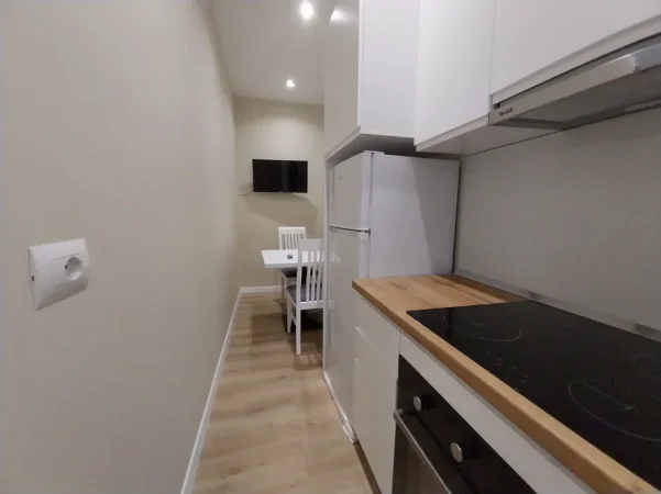 Tirane, jepet me qera apartament 1+1 Kati 7, 75 m² 1.200 € (Rruga Asim Vokshi)