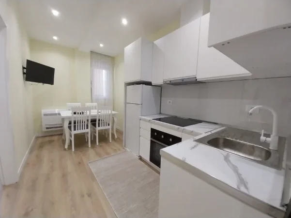 Tirane, jepet me qera apartament 1+1 Kati 7, 75 m² 1.200 € (Rruga Asim Vokshi)