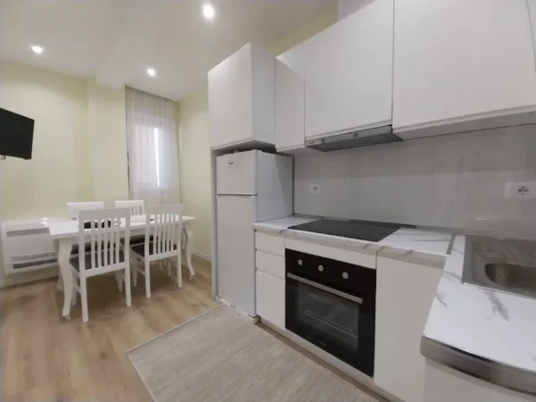 Tirane, jepet me qera apartament 1+1 Kati 7, 75 m² 1.200 € (Rruga Asim Vokshi)