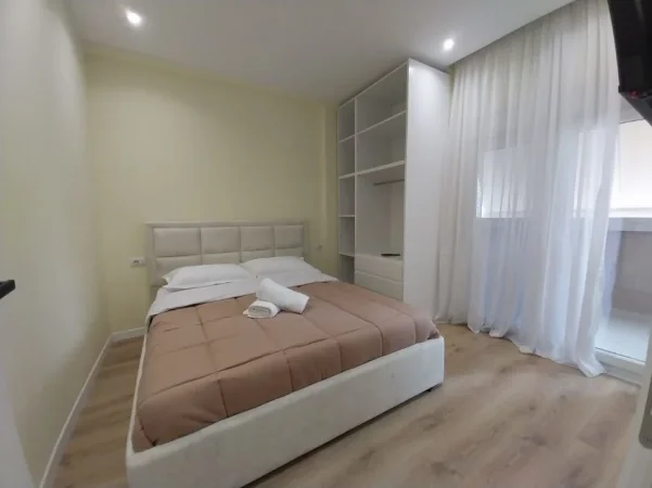 Tirane, jepet me qera apartament 1+1 Kati 7, 75 m² 1.200 € (Rruga Asim Vokshi)