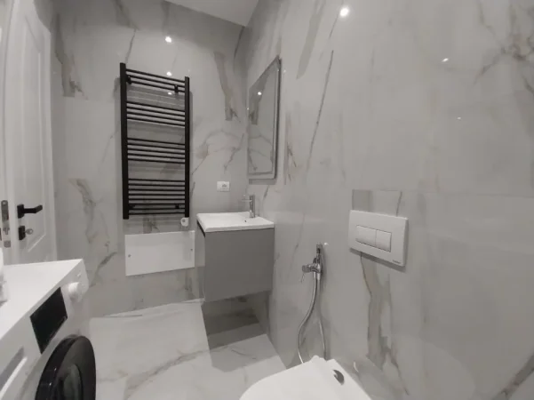 Tirane, jepet me qera apartament 1+1 Kati 7, 75 m² 1.200 € (Rruga Asim Vokshi)