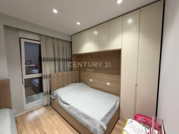 Tirane, jepet me qera apartament 2+1+Ballkon Kati 4, 105 m² 750 € (Rr.Jordan Misja)