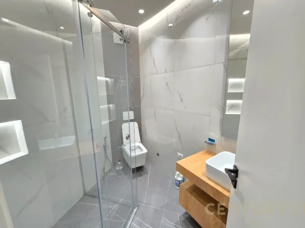 Tirane, jepet me qera apartament 1+1+Ballkon Kati 9, 80 m² (astir)