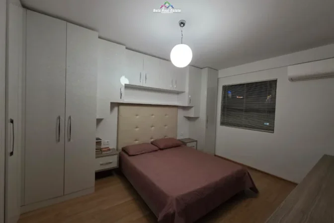 Tirane, jepet me qera apartament 4+1 Kati 3, 120 m² 1.500 € (Rruga Mine Peza)