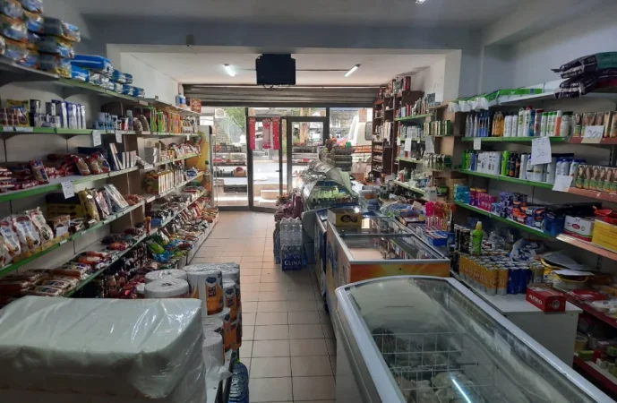 Tirane, jepet me qera dyqan Kati 0, 80 m² 470 € (Rruga Xhanfize Keko)