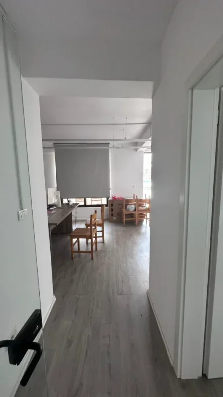Tirane, jepet me qera ambjent biznesi Kati 1, 120 m² 1000 € (RRUGA SULEJMAN DELVINA)