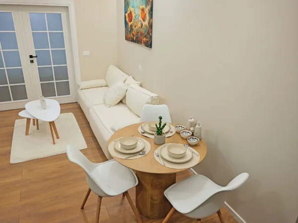 Tirane, jepet me qera apartament 1+1+Ballkon Kati 2, 50 m² 750 € 