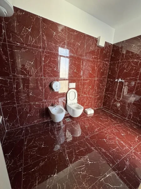 Tirane, jepet me qera zyre Kati 4, 130 m² 1.500 € (RRUGA ANTON LUFI)