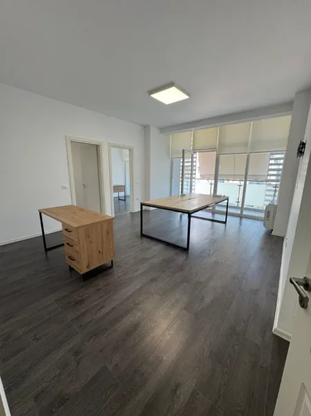 Tirane, jepet me qera zyre Kati 4, 130 m² 1.500 € (RRUGA ANTON LUFI)