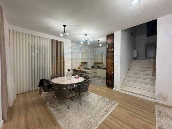 Tirane, jepet me qera Vile 3 Katshe , 235 m² 2.500 € (Mjull Bathore)