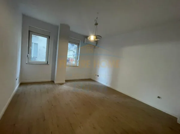 Tirane, jepet me qera apartament 1+1 Kati 2, 65 m² 670 € (Liqeni I Thatë)