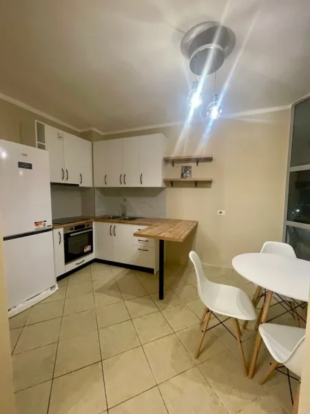 Tirane, jepet me qera apartament 1+1+Ballkon Kati 4, 77 m² 400 € (ASTIR)